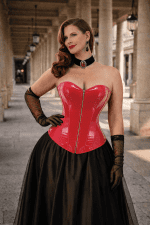 corset rouge effet latex brillant sans bretelles avec fermeture zip porté avec jupe satin noir au palais royal paris