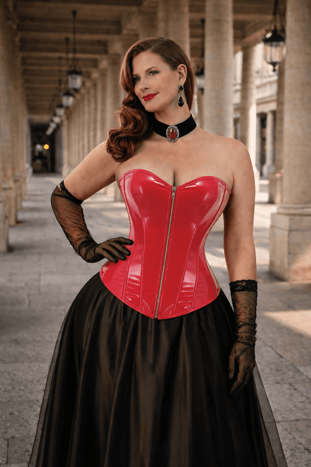 corset rouge effet latex brillant sans bretelles avec fermeture zip porté avec jupe satin noir au palais royal paris