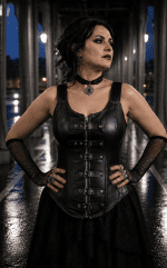 Corset en similicuir noir avec boucles métal porté en tenue gothique industrielle au Pont Bir-Hakeim cadrage taille