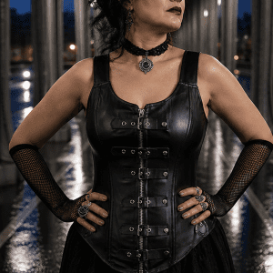 Corset en similicuir noir avec boucles métal porté en tenue gothique industrielle au Pont Bir-Hakeim cadrage taille