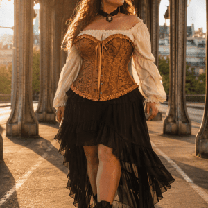 Femme portant un corset steampunk bronze doré grande taille avec blouse crème et jupe asymétrique noire au Pont Bir-Hakeim à Paris dans une ambiance éditoriale victorienne moderne.