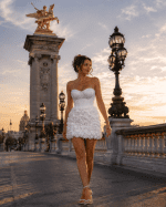 Femme portant une mini robe corset blanche à fleurs 3D devant le cheval ailé doré du Pont Alexandre III à Paris