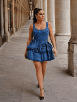 Mini-robe bustier en jean à volants et rosette 3D portée sous les arcades Galerie Valois au Palais Royal