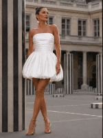 robe bustier blanche satinée avec jupe ballon courte drapée élégante