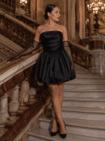 robe bustier mini drapee noire satinée portée au palais garnier escalier marbre look élégant soirée