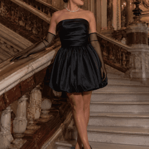 robe bustier mini drapee noire satinée portée au palais garnier escalier marbre look élégant soirée