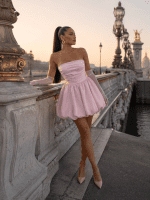 robe bustier mini drapee rose satinee avec jupe bouffante portée au pont alexandre iii à paris au lever du soleil