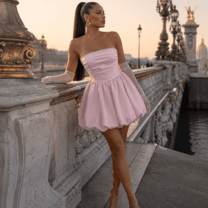 robe bustier mini drapee rose satinee avec jupe bouffante portée au pont alexandre iii à paris au lever du soleil