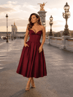 Robe cocktail bordeaux midi bustier effet corset photographiée au Pont Alexandre III à Paris avec lumière dorée du matin et style éditorial élégant