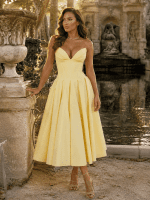 Robe cocktail jaune beurre midi effet corset photographiée à la Fontaine Médicis du Jardin du Luxembourg à Paris dans une lumière dorée matinale