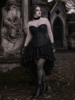 Robe corset gothique noire asymétrique grande taille en dentelle portée au cimetière du Père-Lachaise style victorien sombre