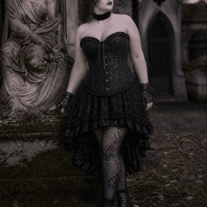 Robe corset gothique noire asymétrique grande taille en dentelle portée au cimetière du Père-Lachaise style victorien sombre