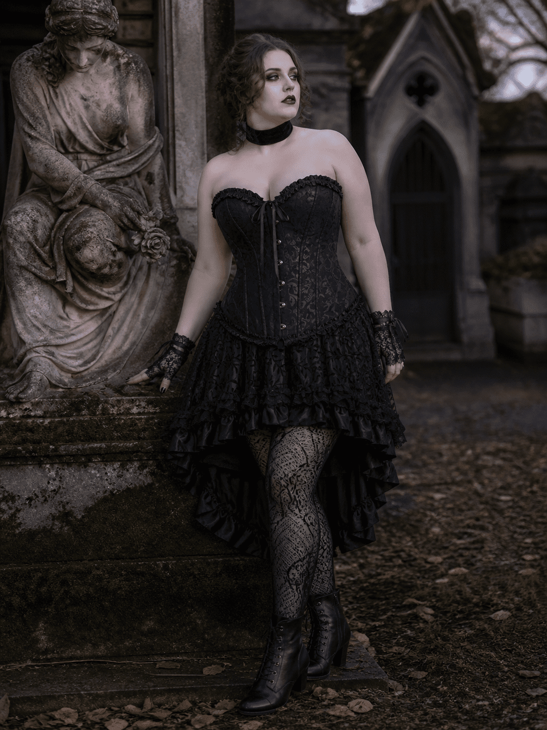 Robe corset gothique noire asymétrique grande taille en dentelle portée au cimetière du Père-Lachaise style victorien sombre