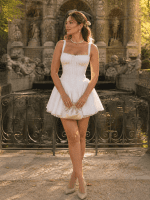 Robe corset mini blanche patineuse portée au jardin du Luxembourg devant la fontaine de Médicis à Paris