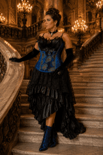 Femme portant une robe corset asymétrique bleu roi et noire à plumes de paon au Palais Garnier à Paris