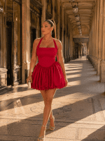 Robe courte bustier corset fuchsia à jupe boule portée sous les arcades de la Galerie Valois au Palais-Royal à Paris.