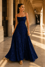 Femme portant une robe longue corset bleu marine en tissu dévoré floral sous les arcades du Palais Royal à Paris