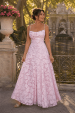 Femme portant une robe longue corset rose poudré en tissu dévoré floral au Jardin du Luxembourg devant la Fontaine Médicis à Paris