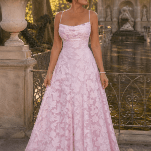 Femme portant une robe longue corset rose poudré en tissu dévoré floral au Jardin du Luxembourg devant la Fontaine Médicis à Paris