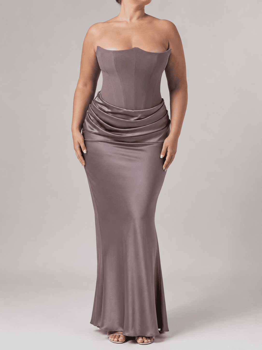 Robe Longue Grise Satinée Drapée Style Corset – Image 2