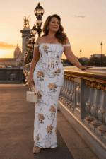 Robe longue de soirée style corset blanche à imprimé floral romantique avec rubans pastel bleus, encolure épaules dénudées bordée de dentelle et coupe moulante élégante.