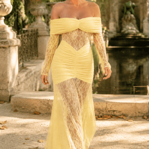 Femme portant une robe longue de soirée sirène bustier jaune au Jardin du Luxembourg devant la Fontaine Médicis