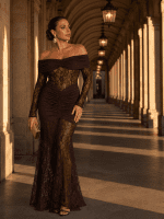 Femme portant une robe longue de soirée sirène bustier marron chocolat sous les arcades du Palais Royal à Paris