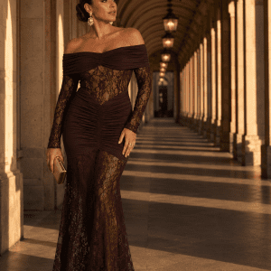 Femme portant une robe longue de soirée sirène bustier marron chocolat sous les arcades du Palais Royal à Paris