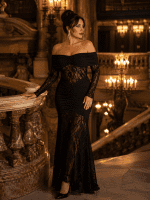 Femme portant une robe longue de soirée sirène bustier noir en dentelle au Palais Garnier à Paris