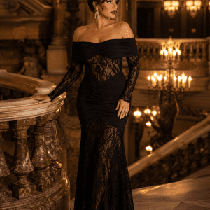 Femme portant une robe longue de soirée sirène bustier noir en dentelle au Palais Garnier à Paris