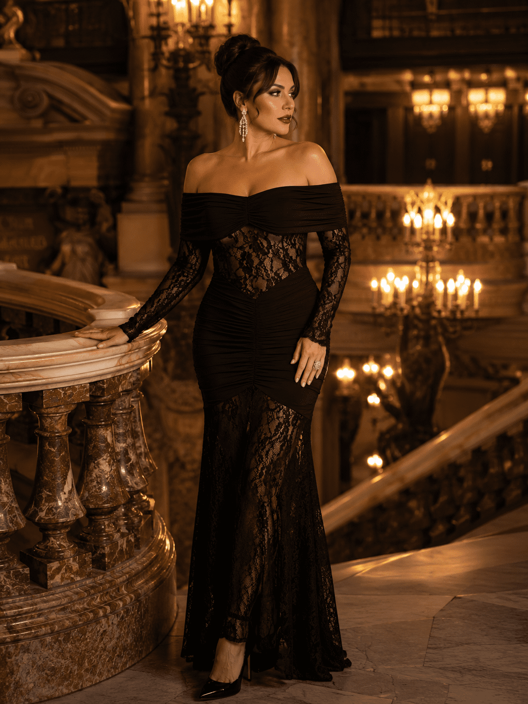 Femme portant une robe longue de soirée sirène bustier noir en dentelle au Palais Garnier à Paris