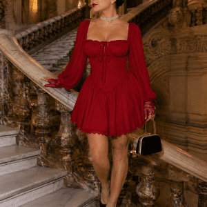 Robe mini rouge coquette bustier corset portée au Palais Garnier dans le grand escalier de marbre