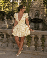 Femme élégante de 45 ans portant une robe patineuse fleurie jaune style corset devant la fontaine de Médicis au Jardin du Luxembourg à Paris pendant la golden hour.