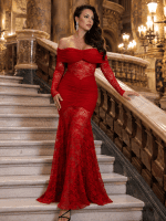 Femme portant une robe longue sirène rouge en dentelle au Palais Garnier dans un escalier de marbre style haute couture
