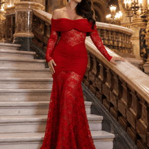 Femme portant une robe longue sirène rouge en dentelle au Palais Garnier dans un escalier de marbre style haute couture