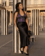 Top corset court violet fleuri style coquette porté au Palais Royal parmi les colonnes de Buren dans une ambiance mode éditoriale élégante