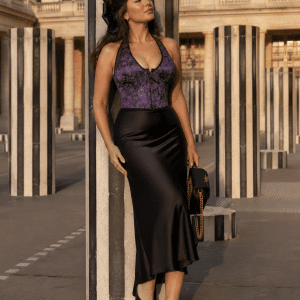 Top corset court violet fleuri style coquette porté au Palais Royal parmi les colonnes de Buren dans une ambiance mode éditoriale élégante