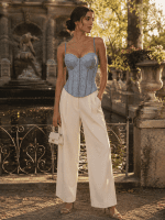 Femme de 40 ans portant un bustier corset gris mat à dentelle florale avec pantalon de tailleur crème à la fontaine de Médicis à Paris