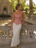 Bustier style corset vieux rose à lacets porté avec une jupe longue crème au Jardin du Luxembourg à Paris