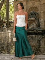 corset blanc porte-jarretelles effet satin porté avec une longue jupe satin vert émeraude à la fontaine de Médicis au jardin du Luxembourg