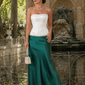 corset blanc porte-jarretelles effet satin porté avec une longue jupe satin vert émeraude à la fontaine de Médicis au jardin du Luxembourg