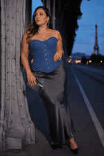 Corset bustier effet jean bleu indigo porté par une femme de 45 ans taille L