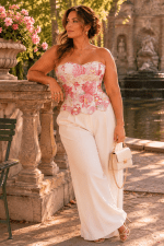 Corset bustier fleuri chic blanc cassé et rose style coquette porté avec un pantalon large ivoire au Jardin du Luxembourg à Paris