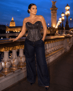 corset bustier noir à paillettes argentées porté avec un jean palazzo bleu foncé sur le pont Alexandre III à Paris à la blue hour