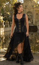 Corset bustier noir pirate steampunk avec fermoirs en laiton, chaînes décoratives et jupe asymétrique noire en dentelle à la fontaine Médicis à Paris