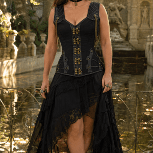 Corset bustier noir pirate steampunk avec fermoirs en laiton, chaînes décoratives et jupe asymétrique noire en dentelle à la fontaine Médicis à Paris