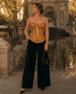 Corset bustier or vieilli style vintage en brocart floral satiné avec volants froncés, nœud décoratif et fermeture à buscs à l’avant.