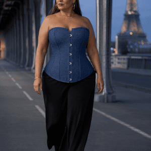 Corset bustier grande taille bleu style jean en denim indigo, sans bretelles, avec fermeture à buscs métalliques sur le devant, coupe cintrée qui souligne la taille et finition sobre inspirée du denim classique.