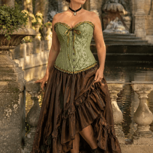 Photo éditoriale de mode d'un corset bustier vintage vert sauge pastel en brocart floral ton sur ton, porté avec une jupe longue asymétrique marron chocolat à la fontaine Médicis à Paris.