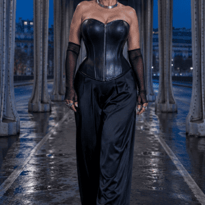 Corset bustier gothique noir en simili cuir porté avec un pantalon palazzo noir satiné au pont Bir-Hakeim à Paris à la blue hour